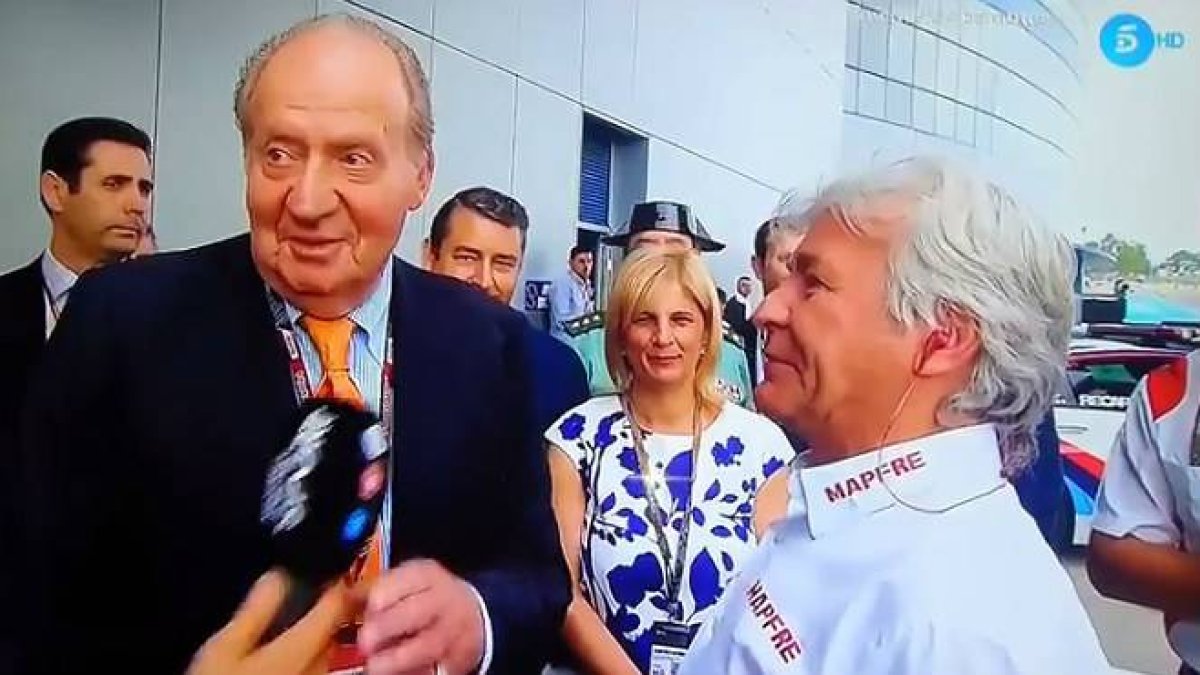Juan Carlos hablaba con Ángel Nieto y no le gustó que el periodista Nico Abad le pusiera el micro.-Foto:   YOUTUBE / JESSI QUILEZ