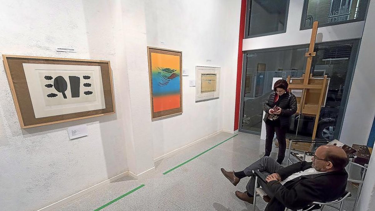 Un hombre contempla las obras de Hernández Pijuan y José Manuel Broto.-PABLO REQUEJO