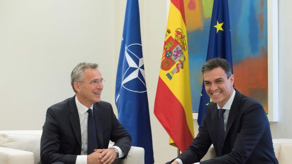 Sánchez y el secretario general de la OTAN, Jens Stoltenberg.-CURTO DE LA TORRE (AFP)
