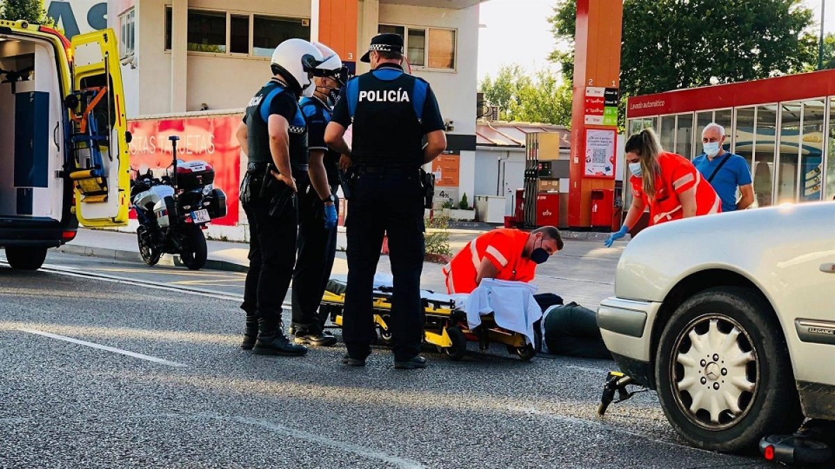 Imagen facilitada por la Policía de Valladolid del momento del auxilio al herido en el accidente - EUROPA PRESS