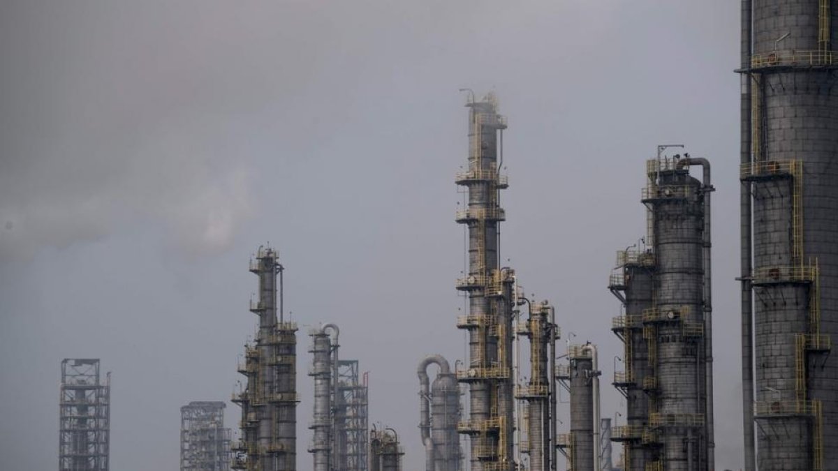 Complejo industrial en la ciudad china de Shanghái.-/ AFP / JOHANNES EISELE (AFP)
