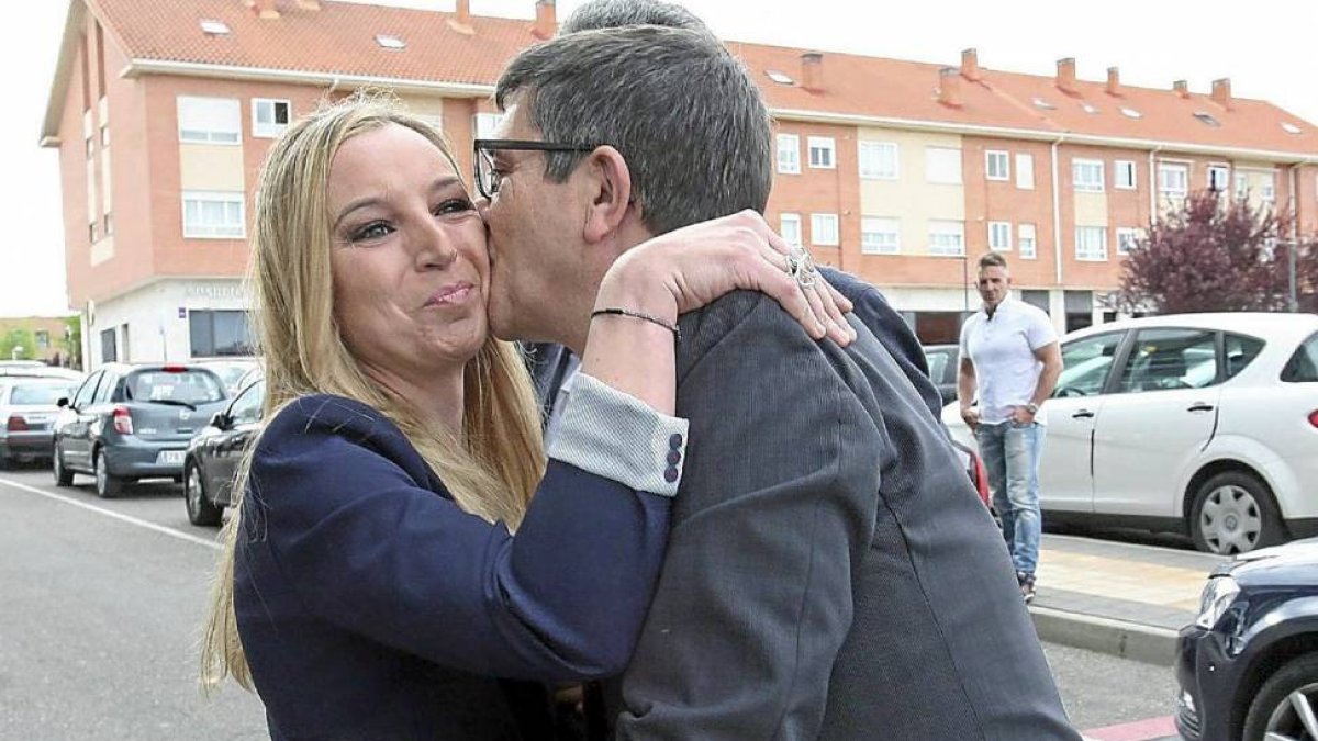 Patxi López saluda en Arroyo de la Encomienda a Verónica Calvo-Ical