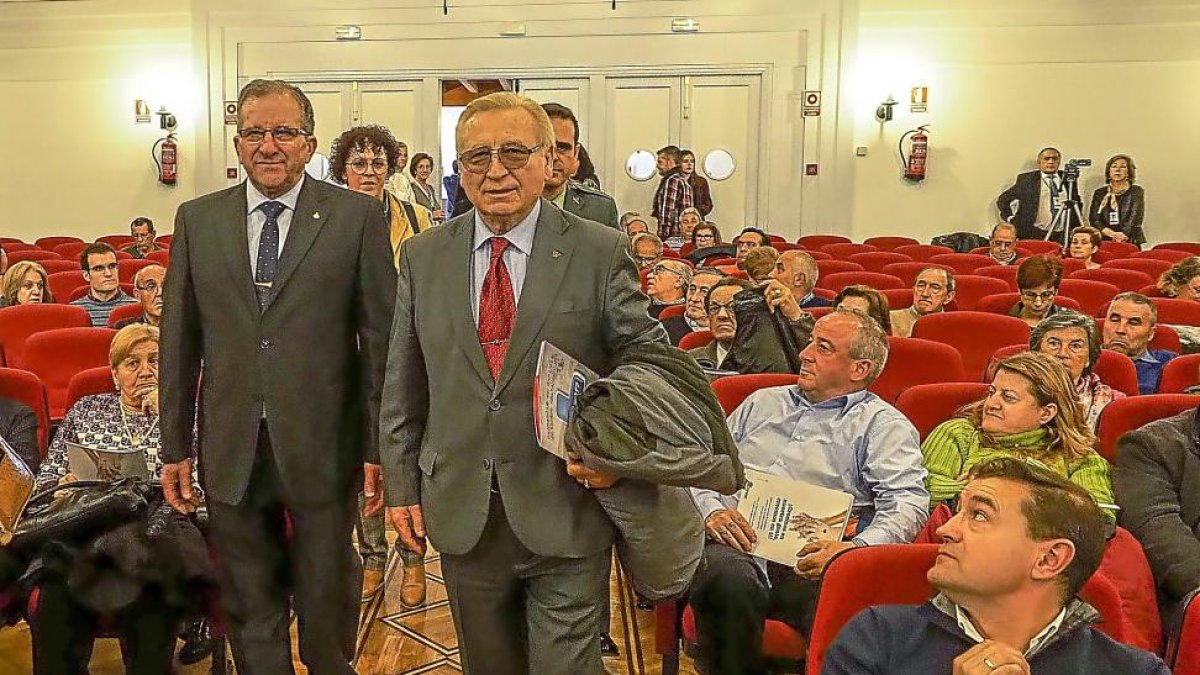 El presidente de los donantes de Valladolid, Nicolás Patino, izquierda, el presidente nacional, Martín Manceñino, y detrás Rafaela Romero.-PHOTOGENIC / MIGUEL ÁNGEL SANTOS