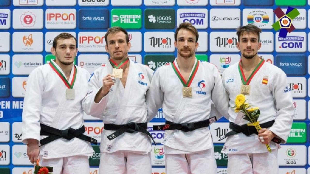 Arriba, Daniel Pérez en el podio con su medalla de bronce lograda en la prueba de Odivelas (Portugal). Abajo, el vallisoletano muestra su felicidad tras vencer en un combate .-EL MUNDO