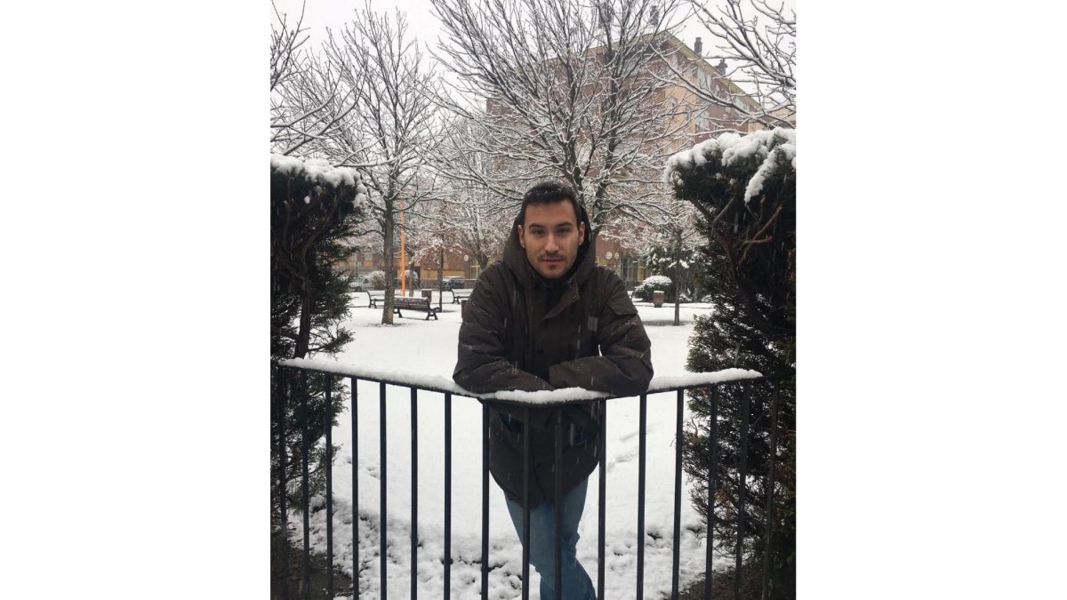 El estudiante Javier Martínez de Orueta en un parque de la capital leonesa.-EL MUNDO