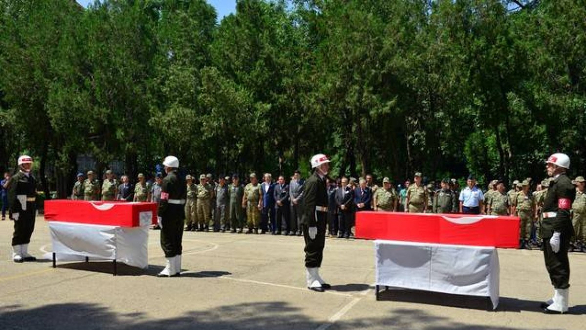 Ceremonia militar con los ataúdes de los dos militares fallecidos esta madrugada en Diyarbakir.-Foto: AP