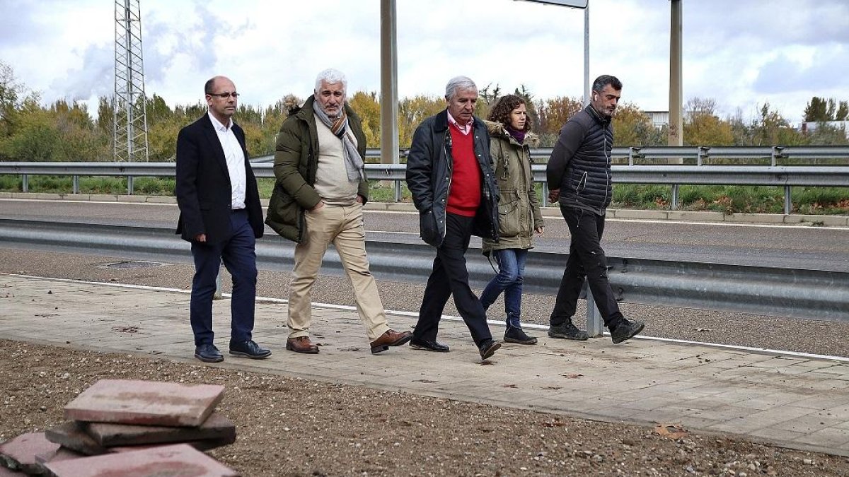 El concejal Luis Vélez, izquierda, con técnicos municipales durante la visita al tramo por el que discurrirá el carril.-E.M.