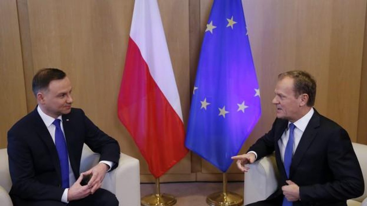 El presidente del Consejo Europeo, Donald Tusk, conversa con el presidente de Polonia, Andrzej Duda, antes de su reunión en la sede del Consejo Europeo en Bruselas.-EFE / FRANCOIS LENOIR