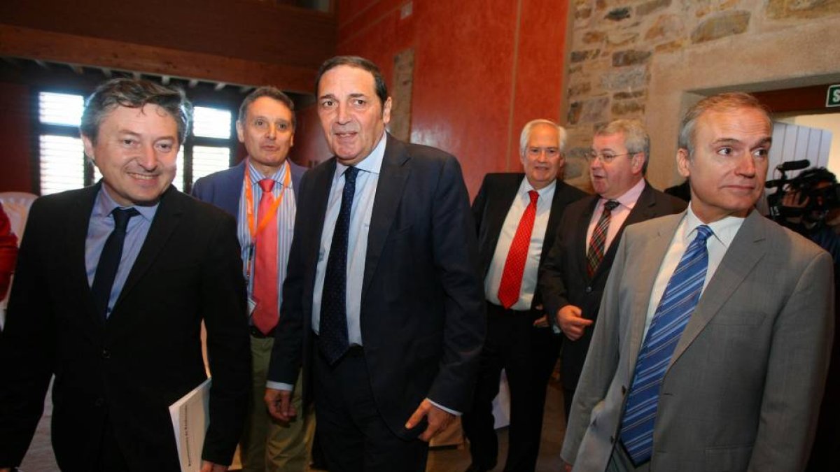 El alcalde de Ponferrada, Samuel Folgueral; el jefe dde UCI del hospital El Bierzo, Braulio Álvarez; el consejero de Sanidad, Antonio Maria Sáez; el delegado de la Junta en León, Guillermo García; el gerente del hospital El Bierzo de Ponferrada, Alfonso R-Ical