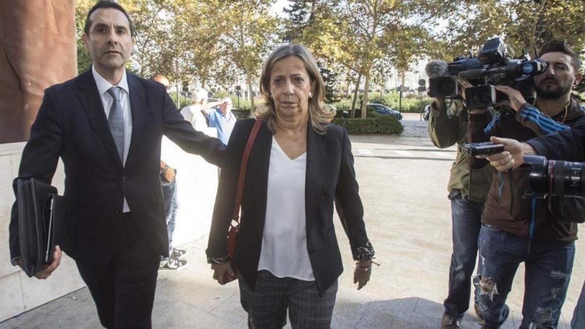 La tesorera del PP, Carmen Navarro, este lunes a su llegada a los juzgados de València.-MIGUEL LORENZO