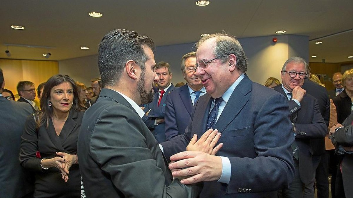 El presidente de la Junta, Juan Vicente Herrera, saluda al secretario general del PSOE regional, Luis Tudanca.-ICAL