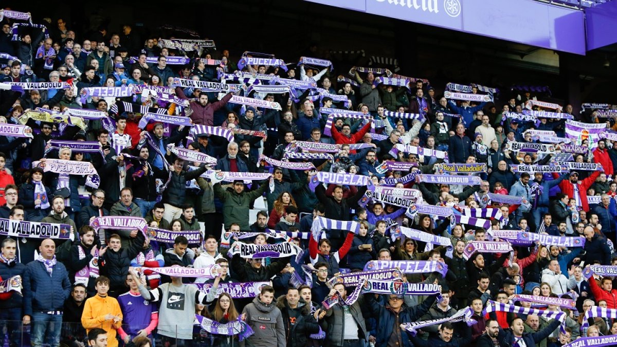 Aficionados del Real Valladolid en una temporada anterior en Zorrilla. / LOSTAU