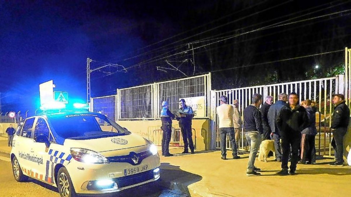 La Policía Municipal y el concejal de Movilidad se personaron para medir los ruidos y pedir el cese de los trabajos-EL MUNDO
