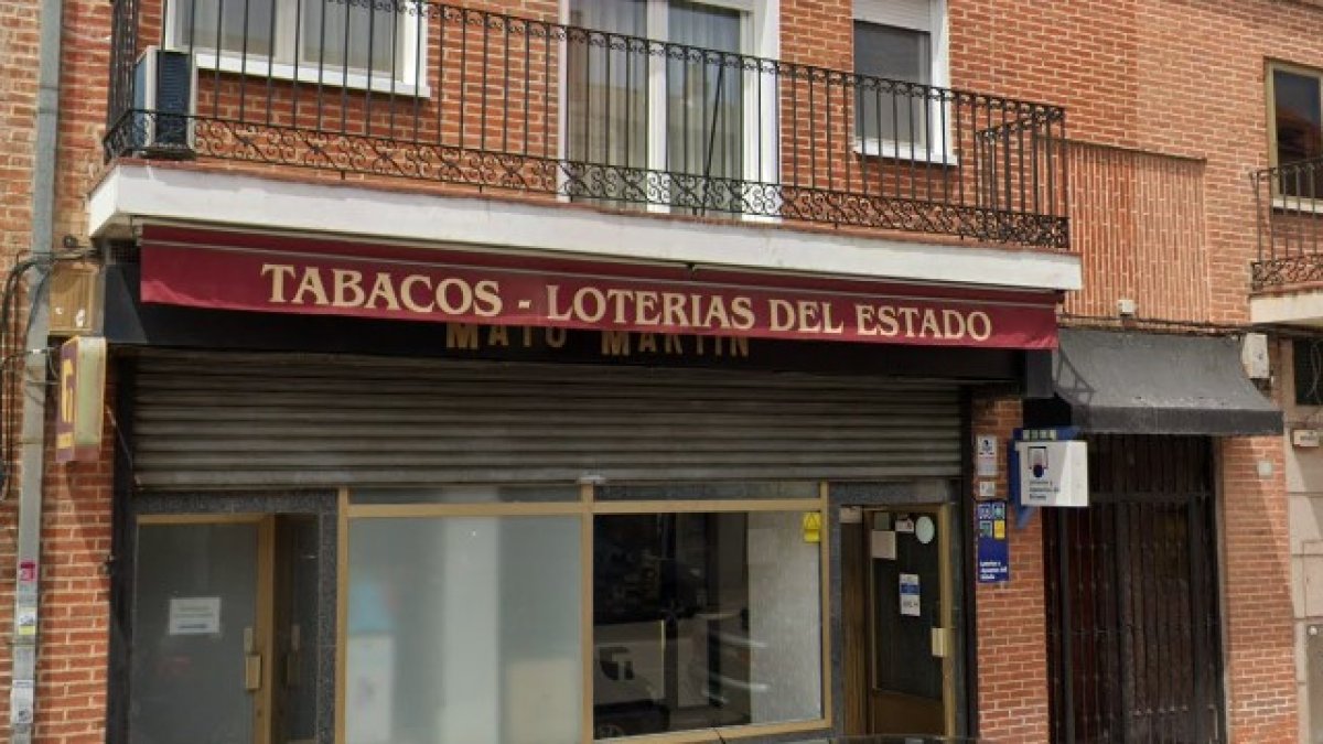 Administración de Lotería en la calle Real de Santovenia donde se ha vendido un segundo premio de la Lotería. -GSW