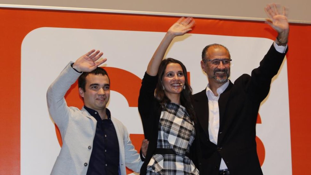 Inés Arrimadas junto al candidato de Salamanca al congreso, Pablo Yáñez, y al representante en las cortes, Luis Fuentes, participan en un acto de campaña de Ciudadanos-Ical