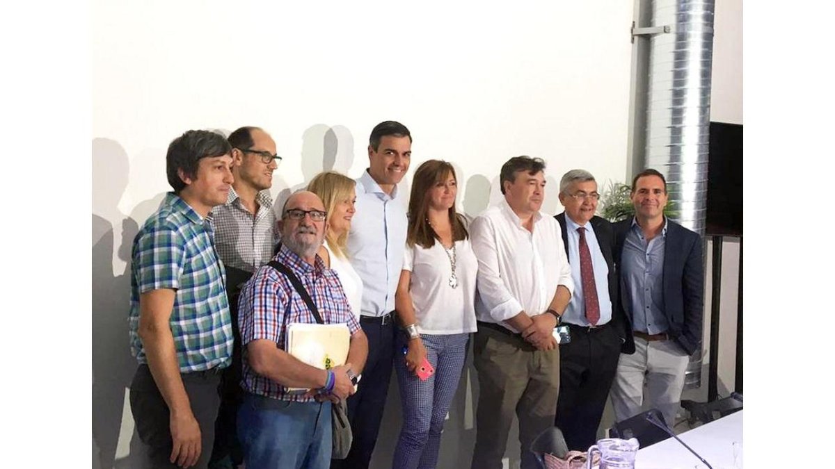 El presidente en funciones con miembros de Soria Ya y Teruel Existe, ayer.-HDS