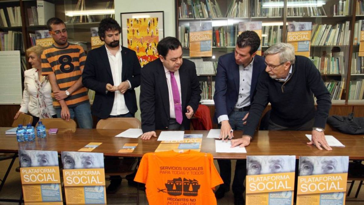 El secretario general del PSOE de Castilla y León, Luis Tudanca, el candidato de IU a la Presidencia de la Junta, José Sarrión (I), y el candidato de UPyD a la Junta, Rafael Delgado (2 I)-Ical