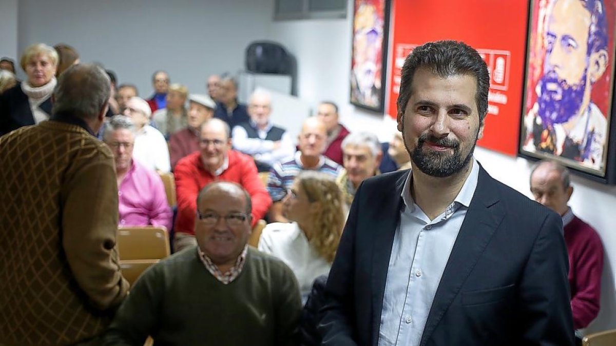 El secretario regional del PSOE, Luis Tudanca, ayer, durante la reunión con afiliados y simpatizantes en Salamanca.-ICAL