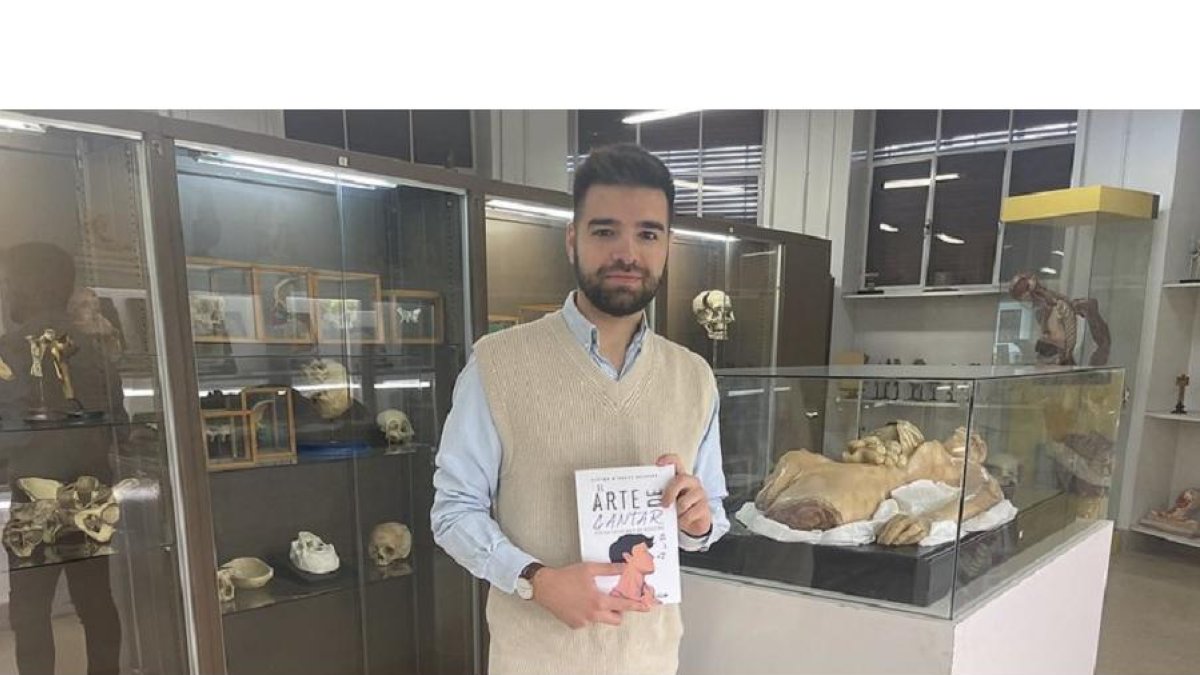 El autor, con su libro. UVA