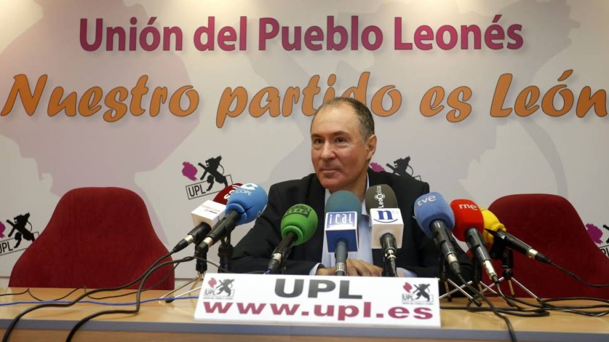 El secretario general de UPL, Eduardo López Sendino, informa sobre las tarjetas opacas de Caja España y los comedores de los colegios de la provincia de León-Ical