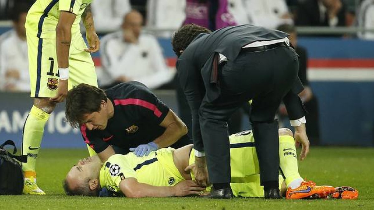 Iniesta es atendido en el césped del Parque de los Príncipes tras recibir un fuerte golpe.-Foto:   REUTERS / BENOIT TESSIER