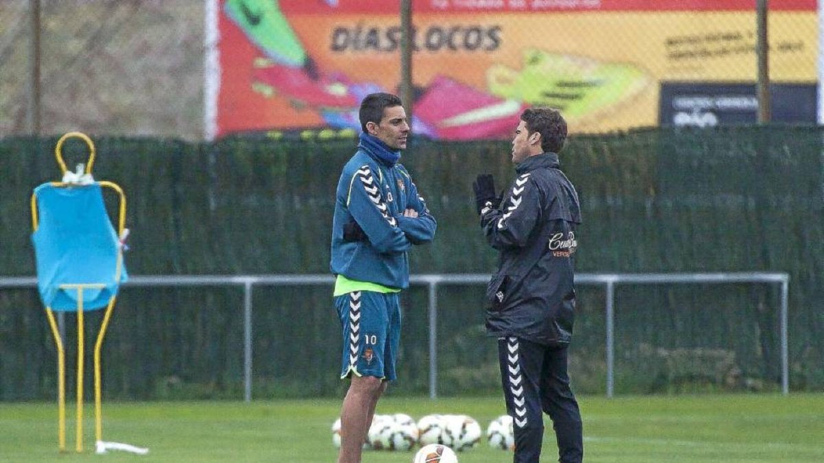 Rubi y Óscar conversan durante más de cinco minutos mientras el equipo corría en los Anexos-Pablo Requejo