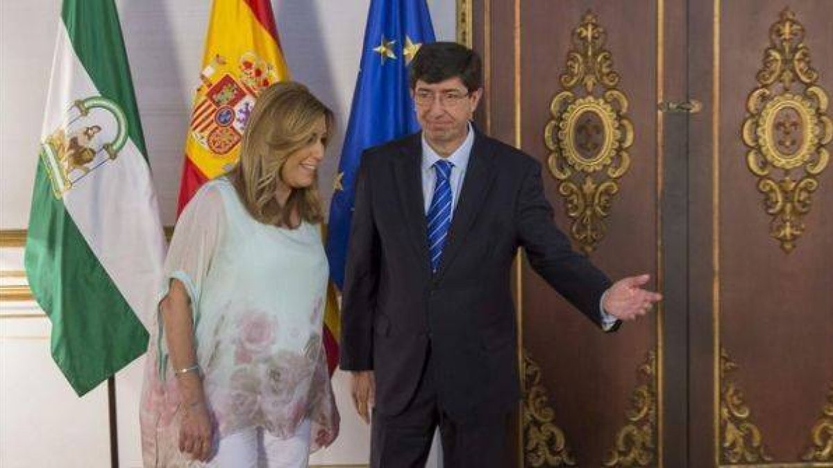 La socialista Susana Díaz y el líder de Ciudadanos en Andalucía, Juan Marín, tras rubricar el pacto que garantiza la investidura.-Foto: EFE / JULIO MUÑOZ