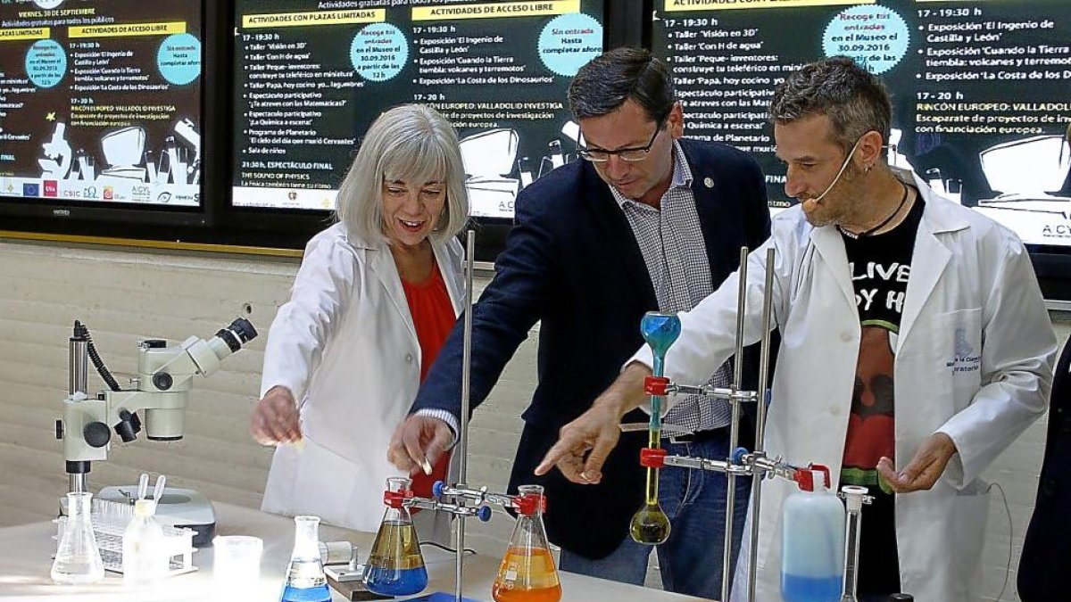 Ines Rodríguez y el vicerreptor de la UVa Celedonoio Álvarez participando en un experimento.-E.M.
