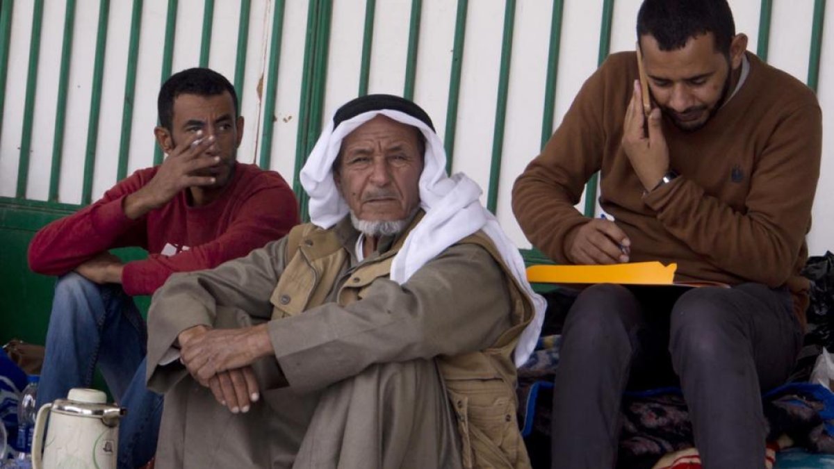 Al menos 305 personas murieron, entre ellas 27 niños, y 128 resultaron heridas en el ataque terrorista perpetrado ayer contra una mezquita frecuentada por sufíes en el norte del Sinaí, en el noreste de Egipto,según un último balance de la Fiscalía General-AP