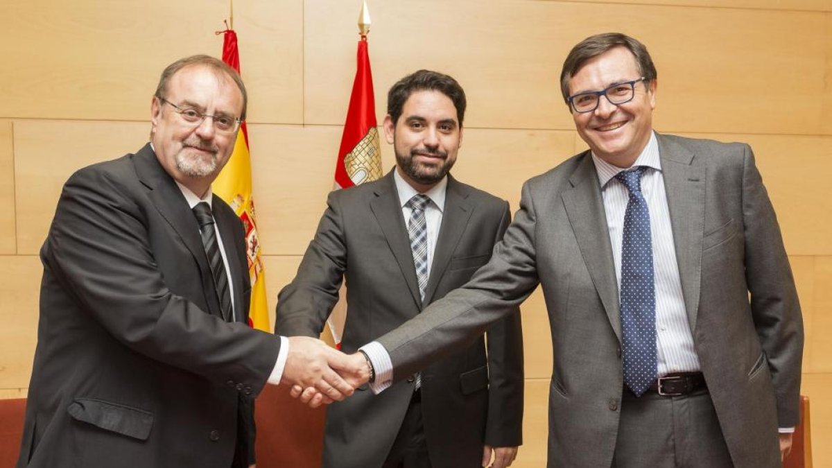 Fernando Rey, consejero de Educación, Jorge Francés, presidente de la Asociación de la Prensa de Valladolid y Gerardo Revilla Tejerina, director de Instituciones en Castilla y León de CaixaBank, durante la firma del convenio-Ical