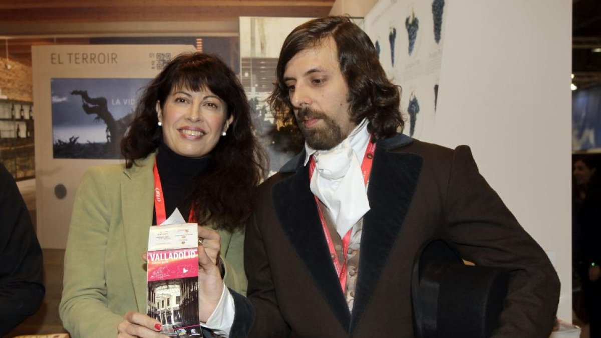 La concejala de Cultura y turismo del ayuntamiento de Valladolid, Ana Redondo durante la presentación de la oferta de la provincia en Fitur. En la imagen junto a un actor vestido del escritor José Zorrilla.-ICAL
