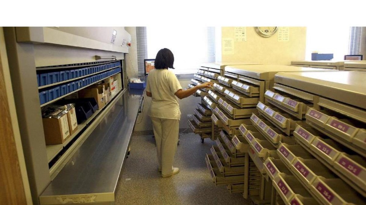 Imagen de los cajetines de medicamentos de una farmacia hospitalaria.-ICAL