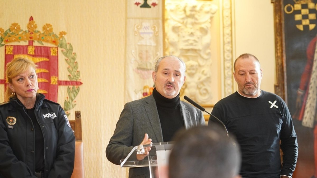 Alberto Cuadrado, concejal de Salud Pública y Seguridad Ciudadana, junto con la jefa de Policía, Julia González, y el director del colegio Cristóbal Colón, Alberto Rodríguez. ICAL