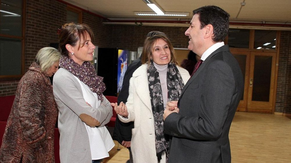 El consejero de Empleo, Carlos Fernández Carriedo(D), visita el Centro de Formación Ocupacional de San Andrés del Rabanedo (León), acompañado por la directora del centro, Graciela Díez-ICAL