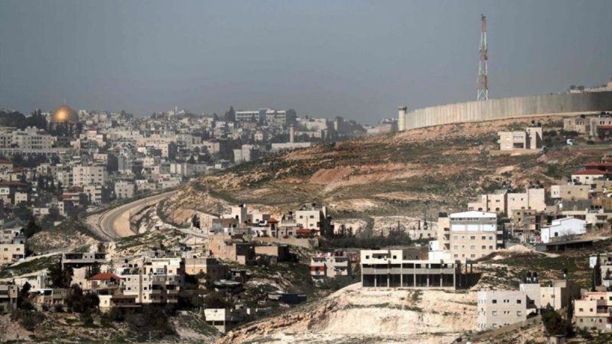 El polémico muro que Israel ha construído en Jerusalén Este.-THOMAS COEX (AFP)