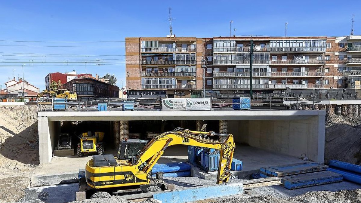 Trabajos de colocación del cajón de hormigón bajo la vía en la plaza de Rafael Cano.-J.M. LOSTAU