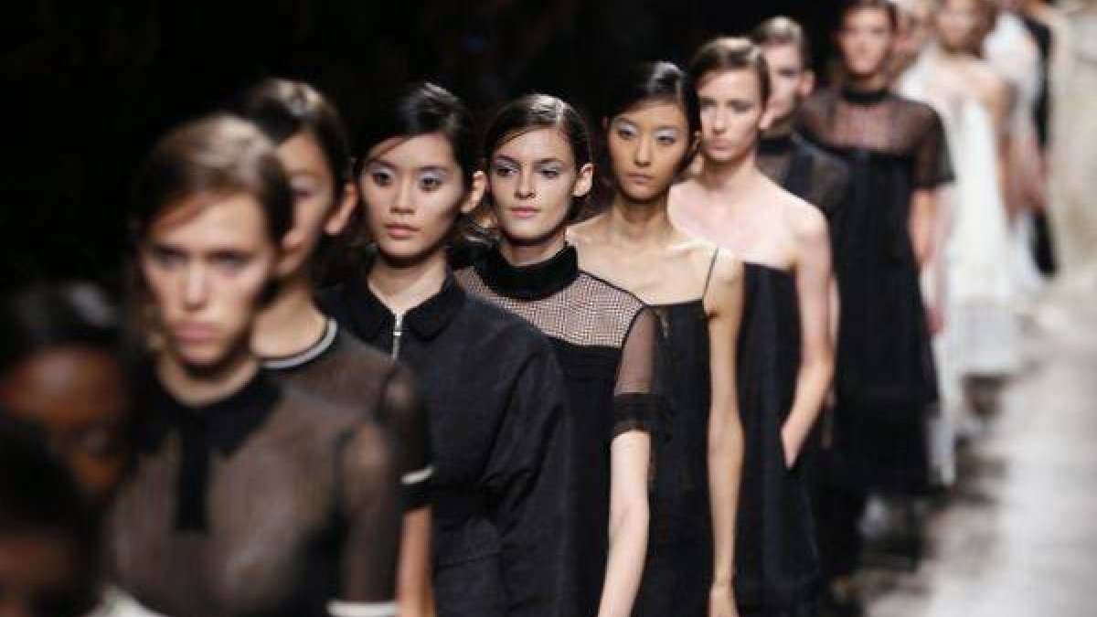 Algunas de las creaciones para la próxima primavera-verano 2015 de la firma Rochas.-Foto: PATRICK KOVARIK / AFP