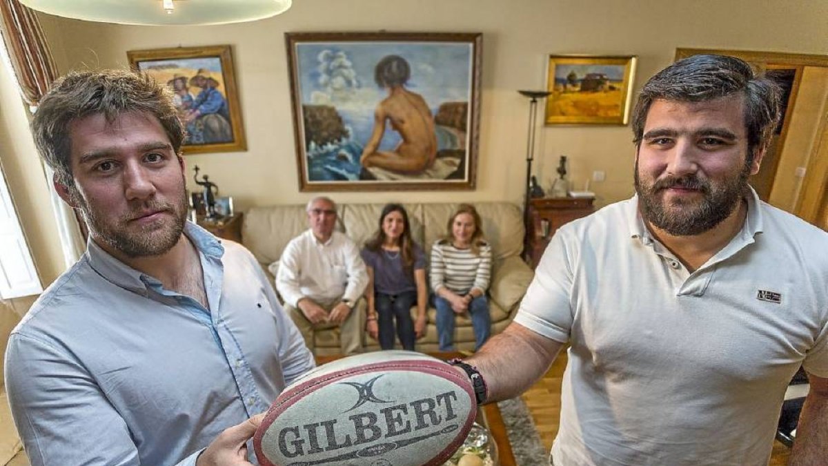 Alberto y Paco Blanco posan ante sus padres y su hermana en el domicilio familiar.-Pablo Requejo