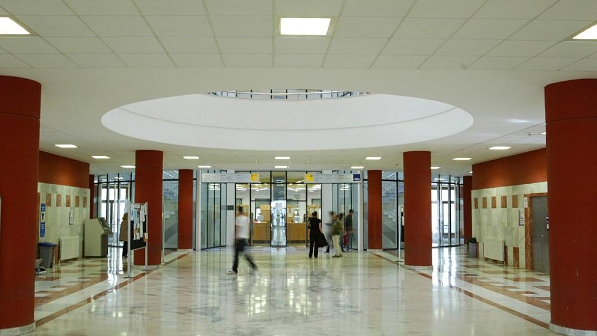 Vestíbulo de la Facultad de Filosofía y Letras de la Universidad de Valladolid.-ICAL