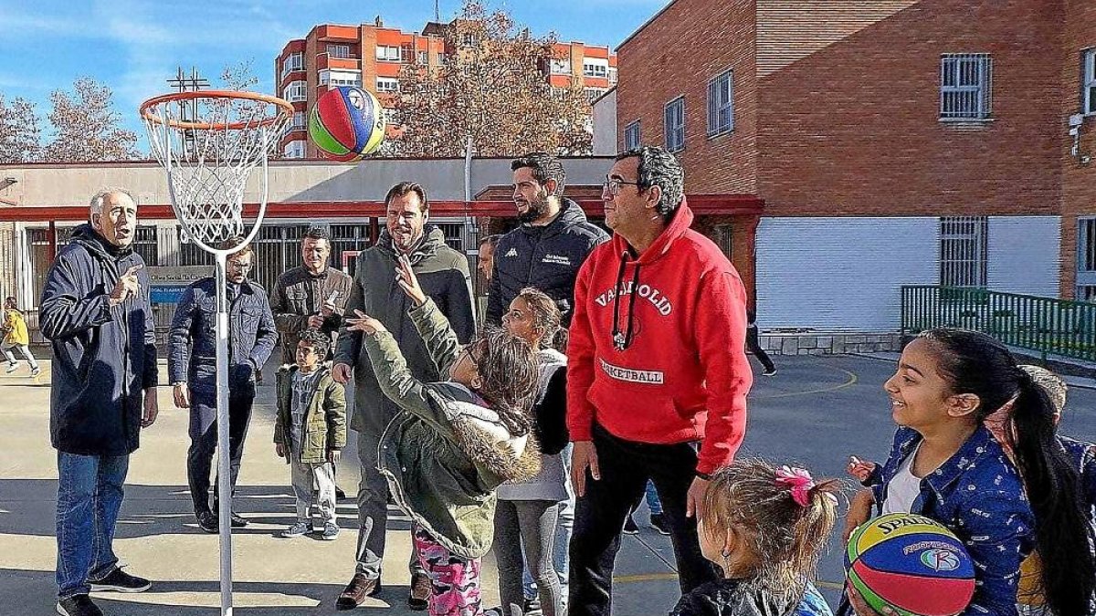 Los alumnos delMiguel Íscar estrenan la canasta de minibasket ante la mirada de ‘Feñe’, Puente y Astilleros.-EL MUNDO