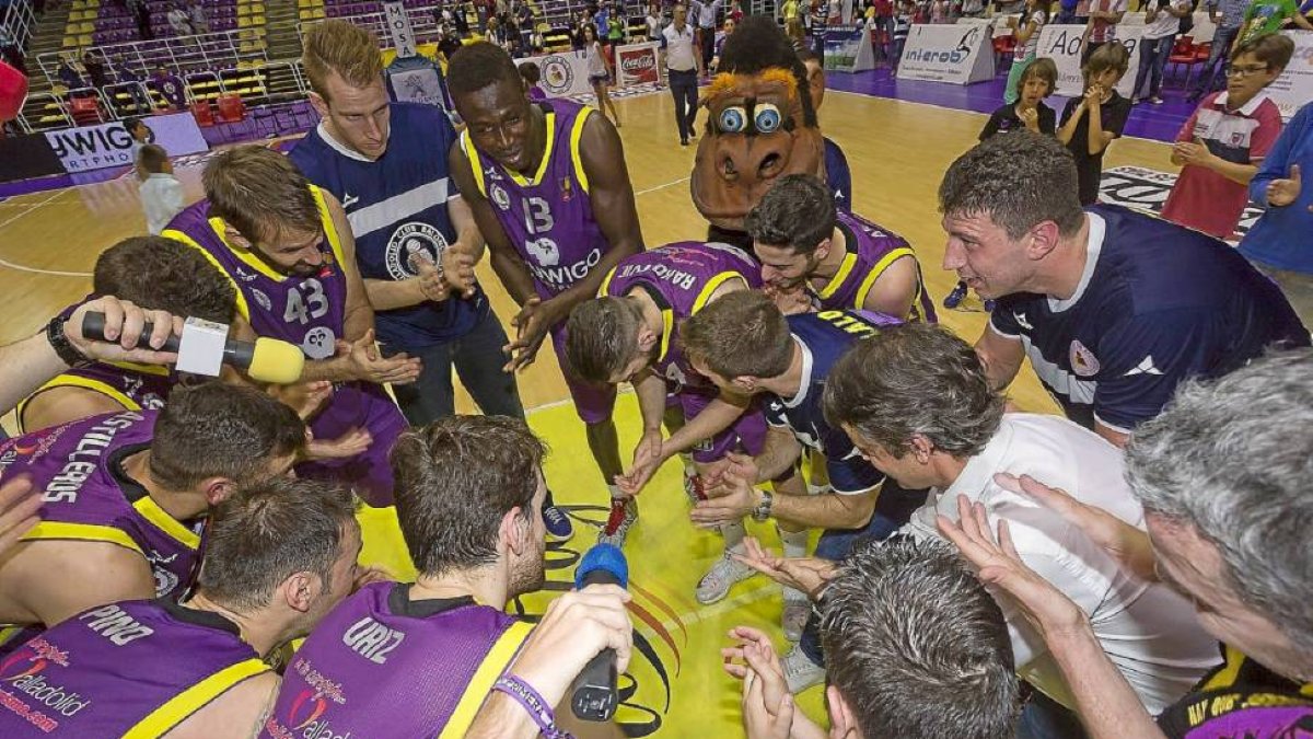 La plantilla del MyWigo Valladolid realiza su protocolaria despedida tras un partido.-Pablo Requejo