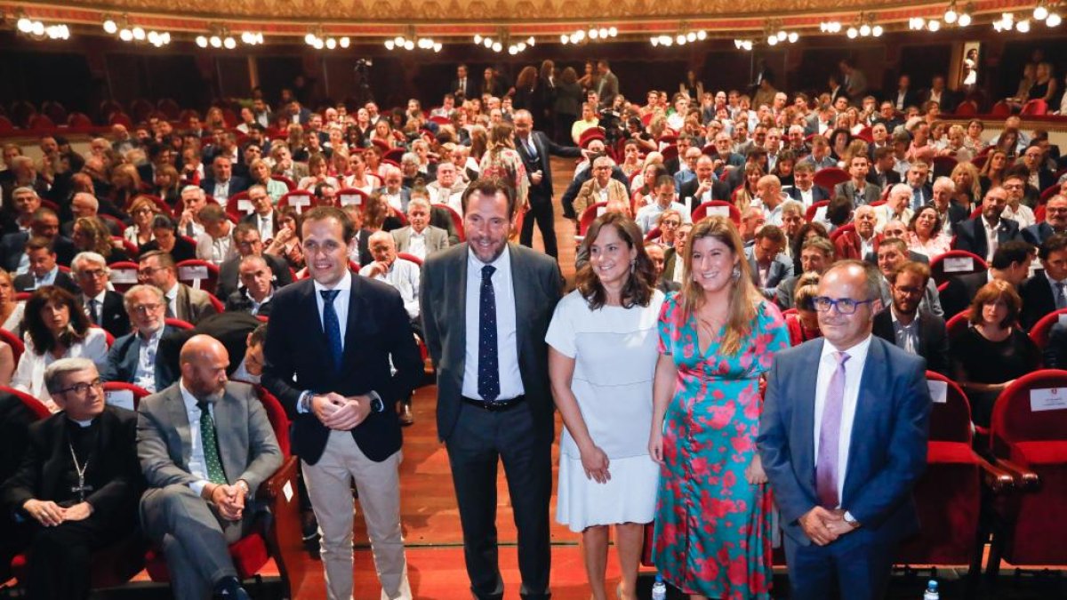 Luis Argüello, Jorge Losada, Conrado Íscar, Óscar Puente, Adriana Ulibarri, Raquel Alonso y Florencio Carrera, en la gala de La 8 Valladolid . J.M. LOSTAU