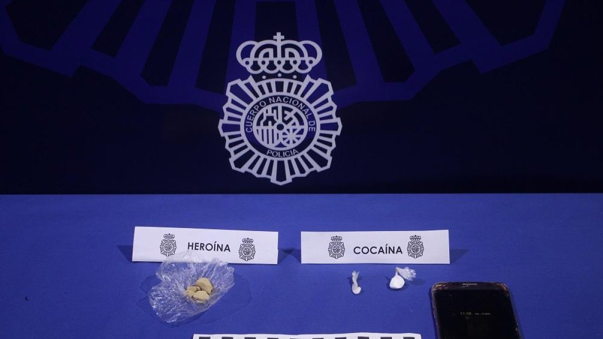 Material incautado por la Policía en el punto de droga de la calle Expósitos.-POLICIA NACIONAL