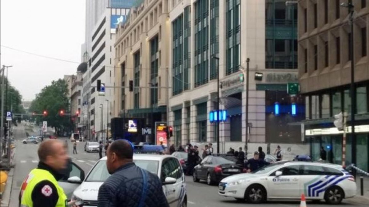 La policía ha bloqueado las calles que dan acceso al centro comercial de Bruselas.-AFP