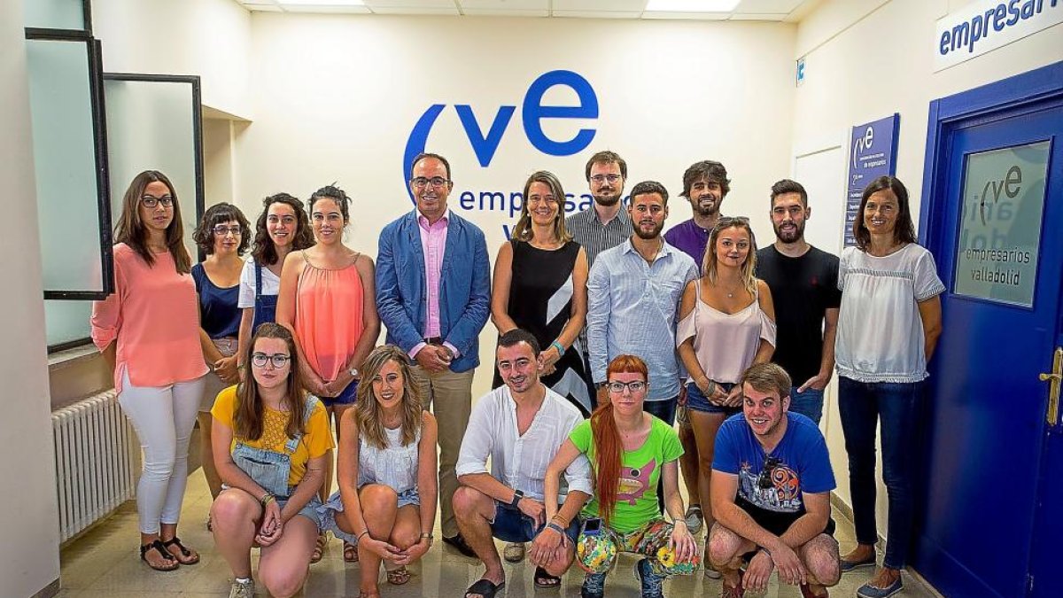 Víctor Alonso y Ángela de Miguel se reúnen con algunos de los jóvenes participantes del proyecto.-E.M.