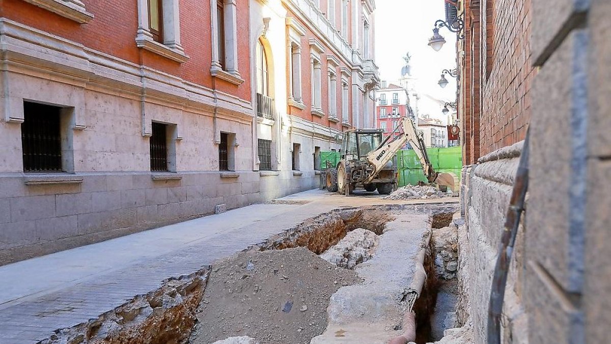 Imagen del estado de las obras en la calle Jesús, para salir del aparcamiento de la Plaza Mayor.-J.M. LOSTAU