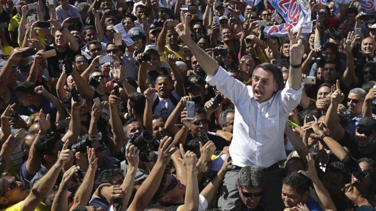 El candidato presidencial ultraderechista brasileño Jair Bolsonaro en un acto político el miércoles en Brasilia.-AP / ERALDO PERES