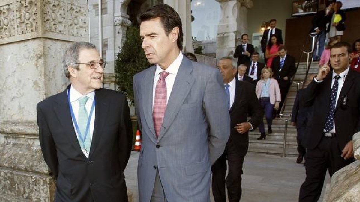 El ministro Soria conversa con Alierta, antes de inaugurar el 28º Encuentro de Telecomunicaciones y Economía Digital, en Santander.-Foto: EFE / ESTEBAN COBO