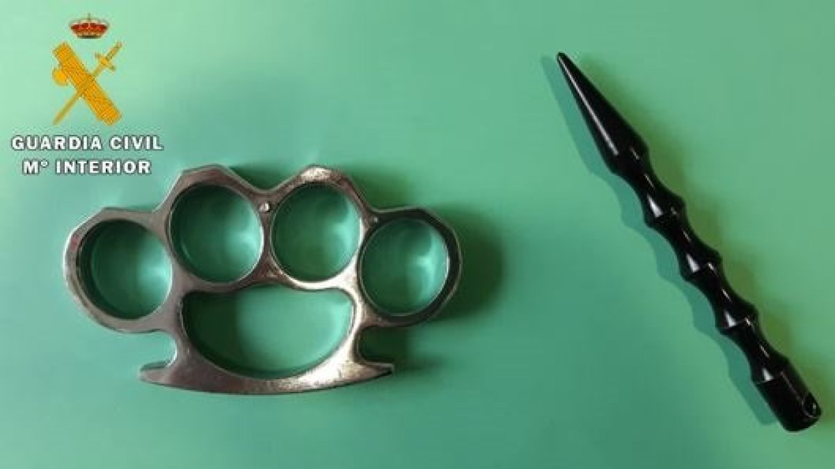 Puño americano y kubotán ocupados al detenido. - GUARDIA CIVIL DE VALLADOLID.
