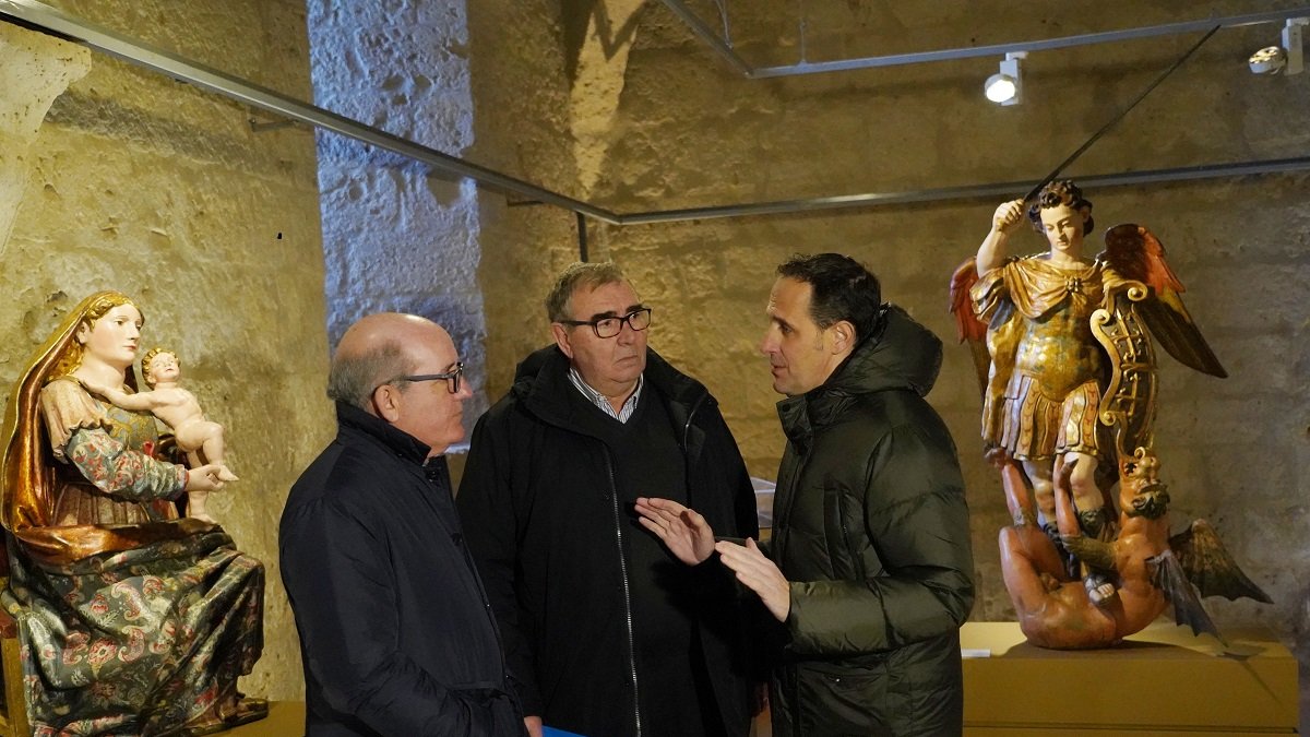 El presidente de la Diputación de Valladolid, Conrado Íscar, entrega cinco nuevas piezas restauradas a diferentes localidades vallisoletanas. - ICAL